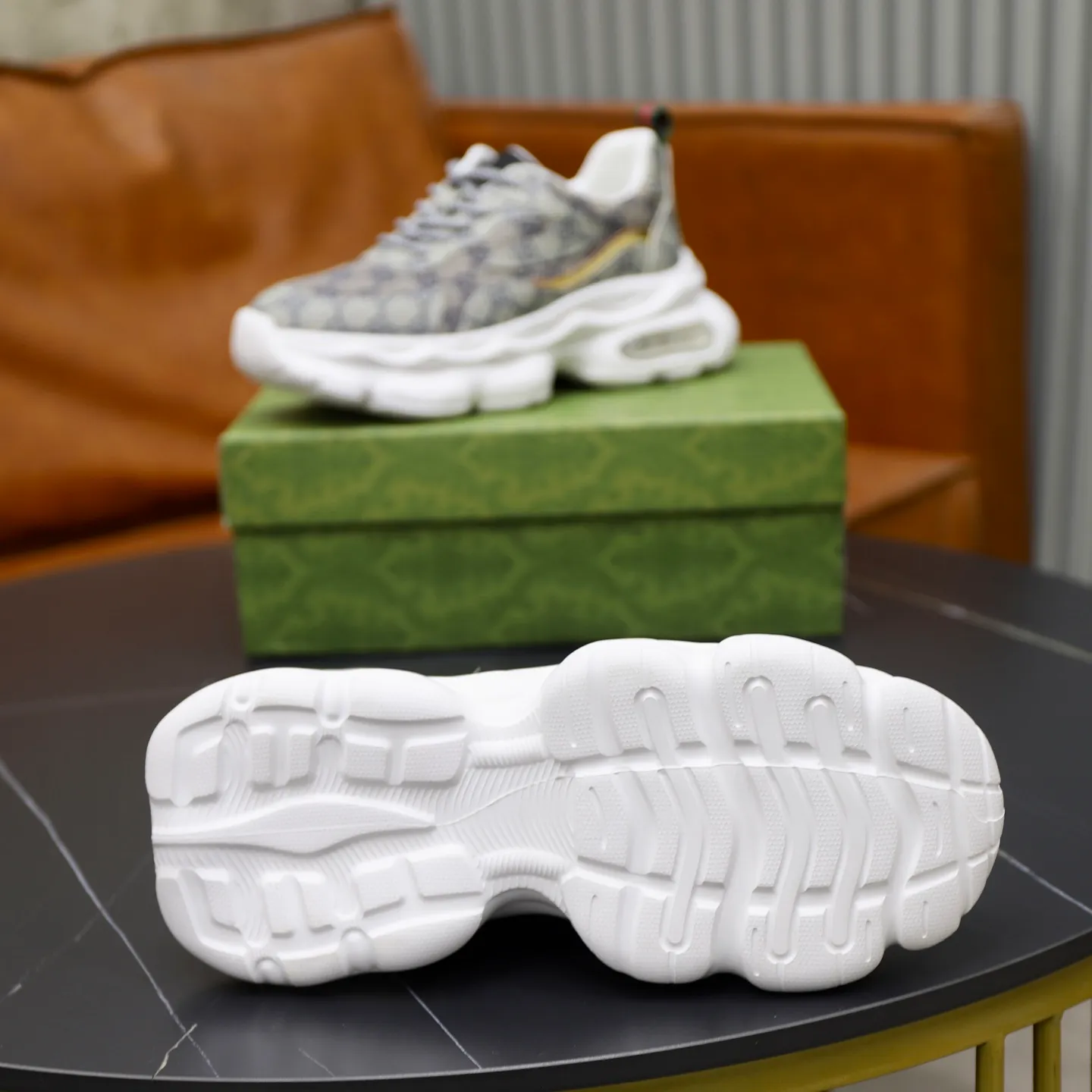 Ex-factory price: 462💰🙅‍♂️🙅‍♂️🙅‍♂️ Brand: Gucci GUCCi Standard code: 38-44 (45 customized) Grade: Same as the official website Material: Original cowhide material spliced with brand cloth Comfortable and breathable lining Lightweight and wear-resistant sports outsole Style category: Men's fashion casual shoes Running sports shoes Distinguished luxury brand elements Top luxury color: actual picture color